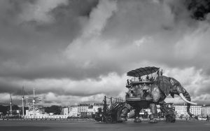 Une photo noir et blanc d'une machine de nantes 