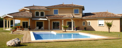 Une grande maison dans le Sud avec piscine