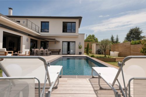 Un maison blanche avec une belle piscine