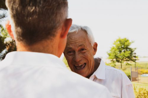 homme senior qui rigole avec un autre